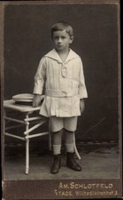 Kabinett Foto Stade in Niedersachsen, Portrait von einem Jungen in... - 10841611