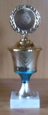 1 Pokal 23cm mit Emblem + Gravur #165 auf Marmor montiert (Turnier Ehrenpreis
