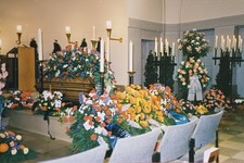 Sarg aufgebahrt in Trauerhalle