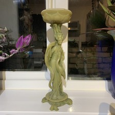 Schöne sitzende japanische