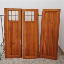 Großer Massivholz-Kleiderschrank