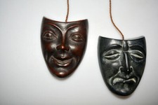 alte Wandmaske lachende und weinende Maske melpomene und thalia