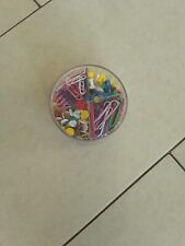 Box  mit diversen Reißnägeln, Büroklammern,Pins und Aktenklammern