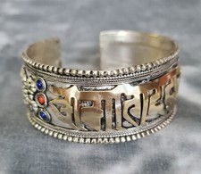 Breiter armreif mit - mantra, und