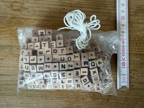 Buchstabenwürfel aus holz - buchstabenwürfel,