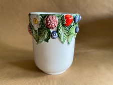 Becher Bassano Keramik 3D Verzierung floral Heidelbeeren Erdbeeren