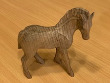 Handgeschnitztes Holzpferd Fohlen Standfigur