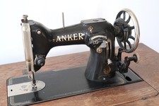 Alte Nähmaschine von Anker mit Holzgestell und Pedal Antrieb, zwei Schubfächer 