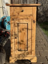 Antikes Nachtkästchen aus