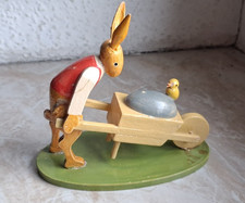 Wendt & Kühn Alter Osterhase mit Schubkarre darauf Osterei mit Küken