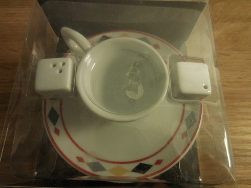 Eierbecher mit salz und - eierbecher,