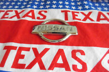 US EMBLEM NISSAN JAPAN LOGO AUTO CAR PKW BADGE SILBER MODELL DEKO TYP TYPE USA
