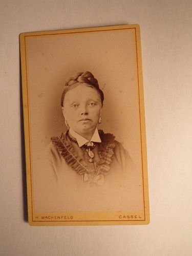 Frau mit zopf portrait - -,