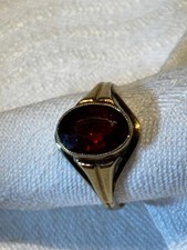 Goldring mit rotem leuchtendem