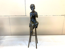 Art Deco Bronzeskulptur einer Frau auf einem Hocker nach Demetre Chiparus
