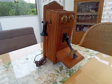 - Antikes Kurbeltelefon -Country bell 556 als Röhrenradio auf Mittelwelle ausUSA