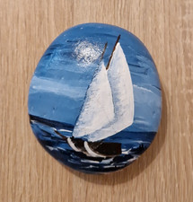Handbemalter Stein mit Segelboot / Segelschiff