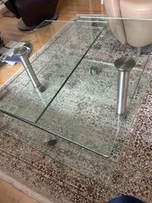 Design Couchtisch aus Glas 2 stufig auf Rollen mit 2 schwenkbaren Glasplatten