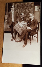 3 Jungen mit Schüler Mütze