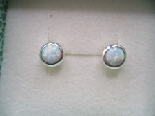 Hübsche Ohrstecker 925 Sterlingsilber Opal hell Farbenspiel rund 6 mm