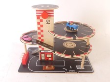 Hape Holz Holzsielzeug Parkhaus 4 Ebenen mit Aufzug ohne Zubehör