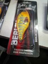 Kunstköder (Wobbler) zum Angeln. Es handelt sich um ein Produkt der Marke Berlin