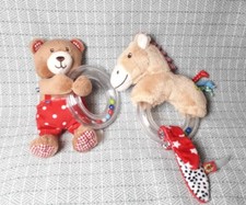 2 Rasseln Greiflinge Baby Spielzeug Spiegelburg babyglück bär Teddy Pferd PONY 