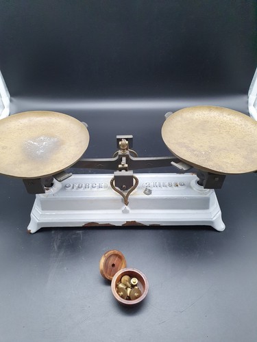Alte waage mit schalen und - 2,