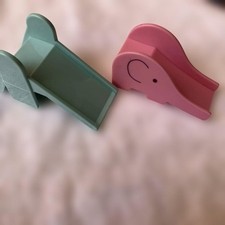 Miniatur Set aus einer Elefantenrutsche und einer hellblauen Rutsche