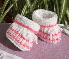 Babyschuhe gestrickt Mädchen rosa weiß Stricksocken Weihnachten made Neugeborene