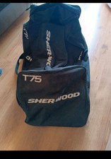 Eishockey Ausrüstung mit Protektoren, Trikot, Stutzen