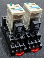 2x Schneider RXM4AB2BD 24VDC Relais mit Sockel RXZE2M114