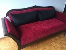 Sofa (um 1920), restauriert, rot-gemusteter Bezug, 2,- m breit, Sitzhöhe 0,52 cm
