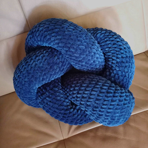 Knotenkissen gehäkelt aus