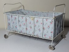 altes Puppenbett auf Rollen aus Metall ca. 25 x 14,5 x 17cm
