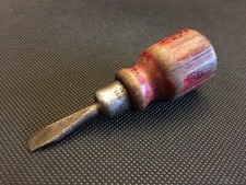 alter Schraubendreher rot