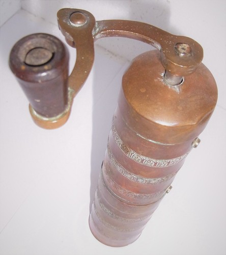 Alte verzierte pfeffermühle - alte,