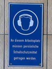 Altes Schild, geprägtes Blechschild, persönliche Schallschutzmittel