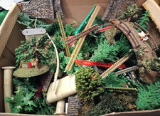 Zubehör und Landschaftsset mit Stecktannen aus Kunststoff , Zäune , Brücke , usw