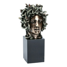 Medusakopf Figur auf Sockel