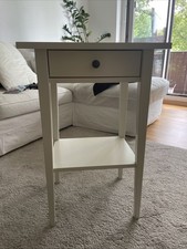 Dieser Nachttisch aus der Hemnes Ikeaserie sucht für 20 Euro ein Neues Zuhause.