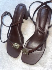 Braune Sandalen mit Leichtem