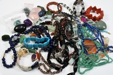 C26F01- Halbedelsteine ua Ketten Stränge lose Steine Schmuckherstellung