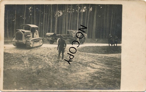 Foto raupenschlepper zieht - raupenschlepper,