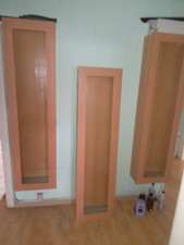 Vitrine, Holz mit Glastür, 4 Glas- und ein Holzbrett als Ablage