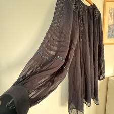 Schickes schwarzes Seidenkleid