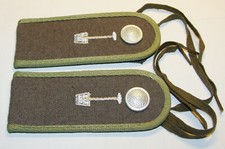 NVA 1 Paar  Schulterklappen Bausoldat, gestickter Spaten, Ausgangs-Uniform