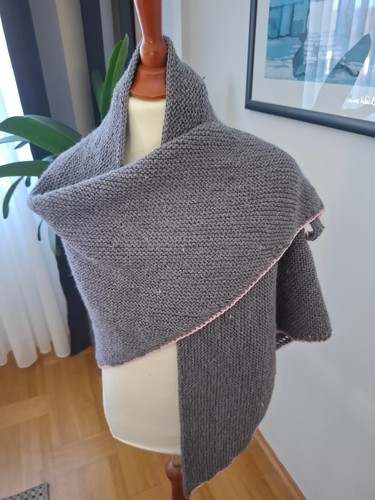 Handgestricktes graues