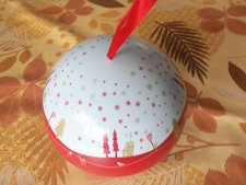 Weihnachtskugel rot gold gross Blech zum Öffnen