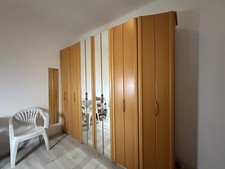 Großer Kleiderschrank mit